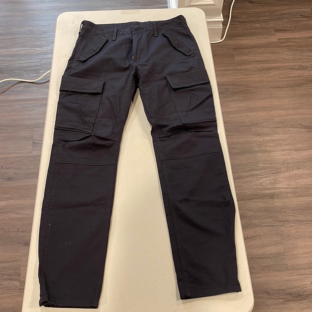 Levi pants so many pockets. Straight fit